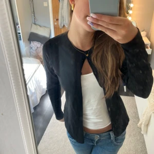 Svart kofta - En svart kofta från saint tropez! Koftan är enkel och stilren, perfekt för skolan!🤩använt cirka 3 gånger! 