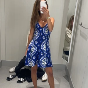 Jättegullig klänning - Jättegullig klänning som ger Mamma mia vibes, använd 1 gång 