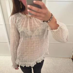 Genom slinkig spets blus - Jätte fin blus💖 köp gärna genom köp nu💕