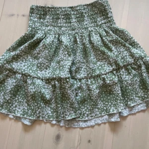 Grön kjol - Superfin grön blommig kjol från gina tricot i storlek xs.