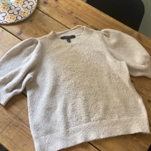 stickad tröja från veromoda - Säljer en superfin stickad t-shirt från vero moda, perfekt för i höst❤️jag säljer pga att jag vill ha mer plats för andra klöder❤️inga defekter mer en att den är lite luddig men det kan man fixa enkelt❤️