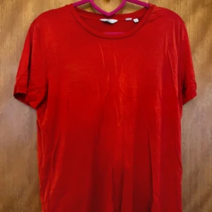 Röd t-shirt från Gant - Säljer en röd t-shirt från Gant i storlek S. Den har en liten Gant-logga broderad på ärmen. I fint skick. Katt finns i hemmet, men allt jag säljer är nytvättat och och rollat✨