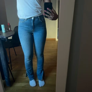 Jeans med slits - Jeans från zara med slits, ny skick knappt använda 