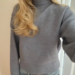 Stickad tröja - Stickad blå tröja från zara! Sticks inte och är perfekt inför slutet av sommaren och hösten🩵💙använd några gånger men fortfarande bra skick