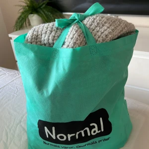 Mystery Bag värde av ca 1500kr - En Mystery Bag som innehåller kläder och en märkeströja. Smink och två dyra perfymer. En smink nessecär och mycket mer. Hår produkter och klämmor finns även med! Märken i påsen: Benefit, Mosschino, VS, Edblad, Veromoda osv! I påsen finns 40 saker/klä