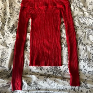 Offshoulder stickad tröja - Säljer denna stickade tröjan som är offshoulder, mycket bra skick 