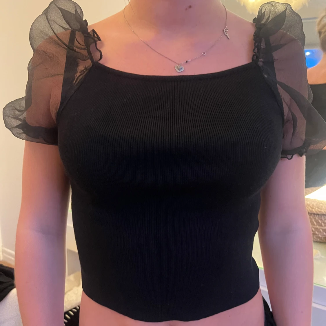 Svart topp med puffärmar från Diamant Rose - 93