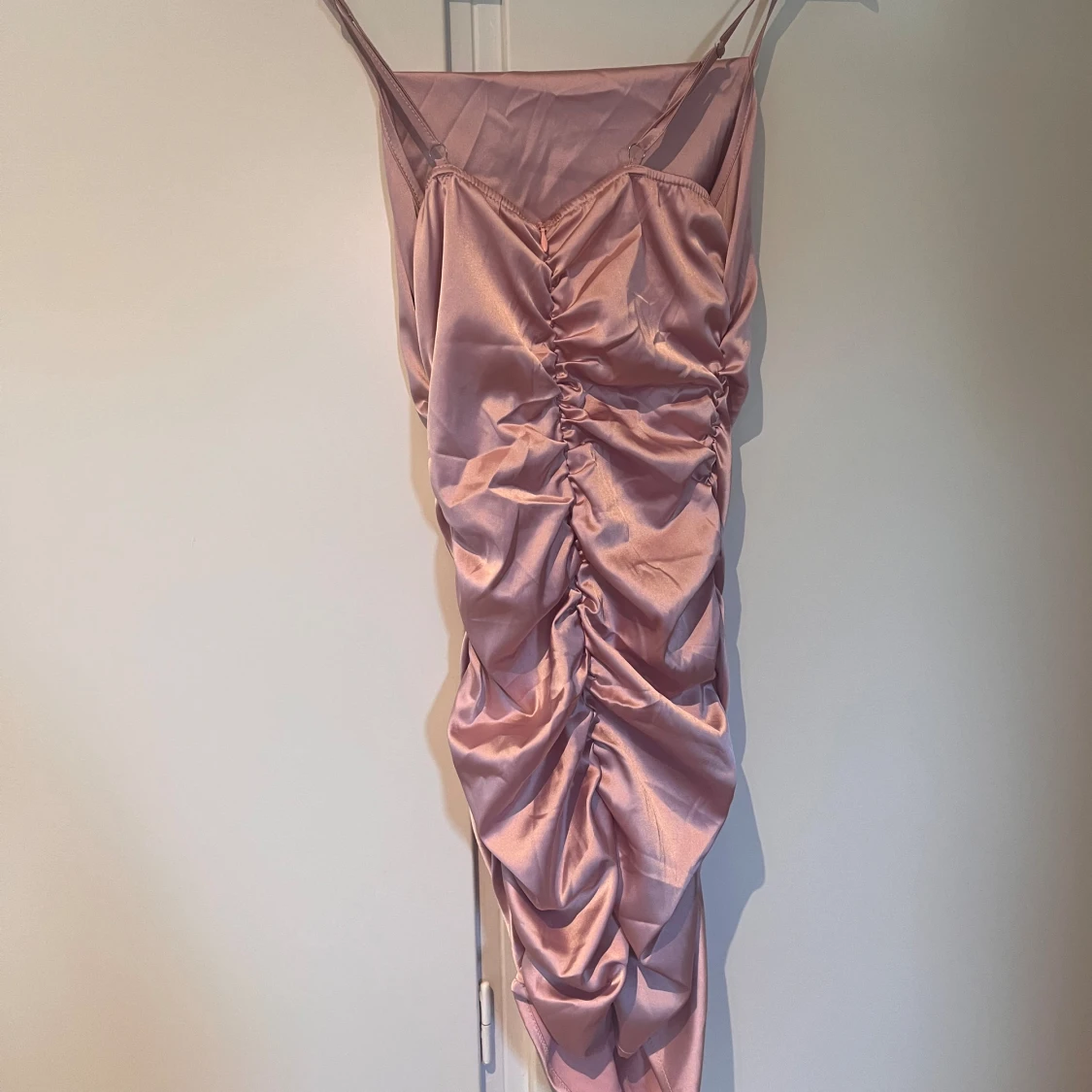 Rosa satin klänning - 90