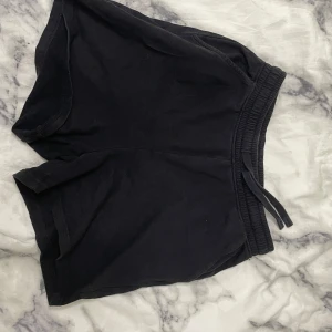 Svarta shorts - Säljer ett par svarta shorts i storlek S. De är gjorda av ett mjukt och bekvämt material, perfekt för avslappnade dagar. Shortsen har en elastisk midja med knytband för justerbar passform. De är i bra skick ! De har en mer baggy passform , så för er som har storlek S och vill ha tighta shorts är det inget ! 🖤