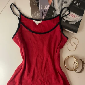 Rött linne💋🎸 - Rött linne med mörkblåa straps från Subdued🎸💙