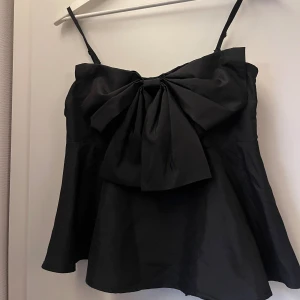 Topp - Super söt topp från Bikbok i storlek 38, men skulle säga att den är mer som en 36. Tröjan har en rosett samt reglerbara band. Tröjan är i nyskick med prislapp kvar! 🥰 Köpt för 399 kr