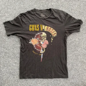 Guns N Roses tshirt - Fet Guns N Roses tshirt. Knappt använd. Storlek: M. Hör av er vid eventuella frågor!!