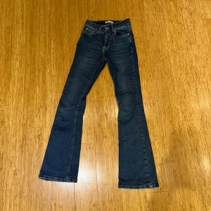 Low bootcut jeans Gina  - Jätte bra sick typ aldrig använt p.g.a de var för små
