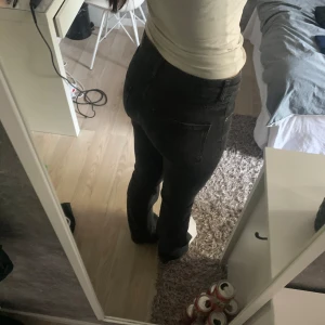 Lågmidjade jeans - Lågmidjade bootcut jeans från lager 157, bra skick, pris kan diskuteras! (Jag är 168)