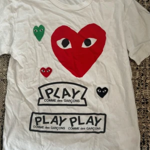 CDG play Tshirt - Tjooo, Säljer en Riktigt Skön Comme ses garcons play Tisha till Dunderpris‼️💯💯⚡️⚡️ Mycket Bra skick✅✅✅ DMa vid minsta fundering🤙🤙🤗🤗