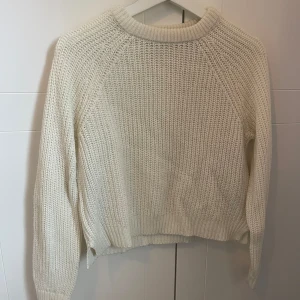 Stickad tröja - Cremevit stickad tröja med en liten slits nedtill