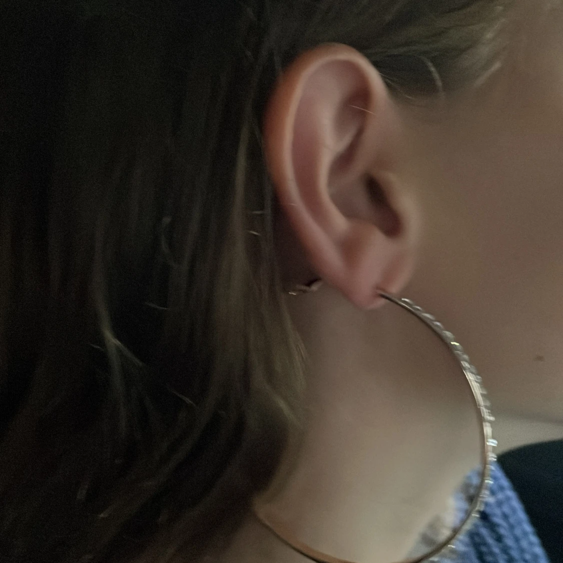 Stora guldiga hoop-örhängen med stenar - 91