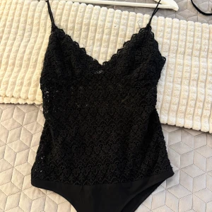 Svart body från Zara - Nu säljer jag denna bodyn i storlek M från Zara❤️Jätte fint skick passar förmodligen en S också! Hör av dig om du vill ha fler bilder🎀🫡