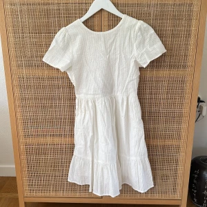 Vitt klänning Mango - Vit klänning från Mango i stl 152