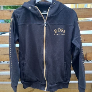 Hugo boss Limited Edition hoodie - Limited edition hugo boss hoodie säljes i befintligt skick.  Snöret saknas och den är lite nopprig. Går att fixa till om du har ork och därav det låga priset.   Postas samma dag eller dagen efter 🚀