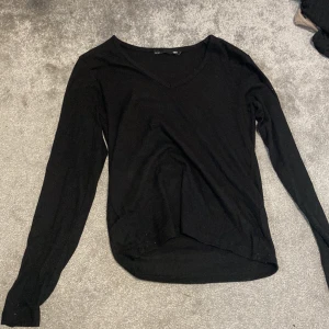  Säljer för att den inte har kommit till användning ☺️ - V ringad i halsen 