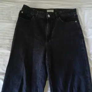 Högmidjade svarta jeans från Lindex. Säljer då de inte e min stil längre 💕 1 par för 85kr eller 2 par för 130