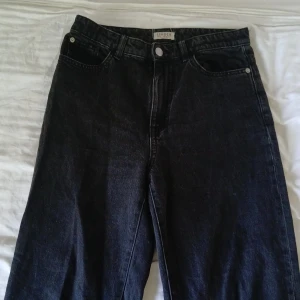 Svarta jeans - Högmidjade svarta jeans från Lindex. Säljer då de inte e min stil längre 💕 1 par för 85kr eller 2 par för 130