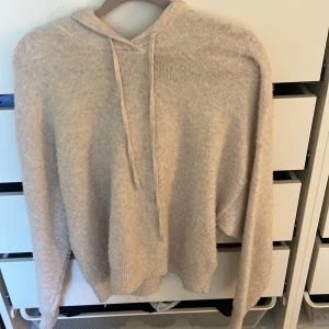 Stickad huddi  - Supper fin och gosig stickad tröja från lindex. Den är lite nopprig men inte så farligt. Tryck gärna på köp nu.