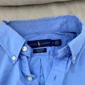 Ralph Lauren skjorta - Säljer min Ralph Lauren skjorta i nästan nyskick, använd ett fåtal gånger men finns inga tecken på tidigare användning. Köptes från Johnells för 1199kr. Hör av er för frågor!