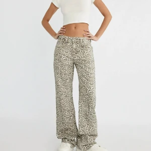 Leopard jeans - Säljer mina leopard jeans från zalando. Är i storlek 36 men är för små för mig. Är högmidjade på mig men om man har 34 så passar domherre lågmidjat❤️