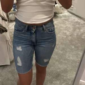 Jeans jeansshorts  - Säljer dom här typ jeansshortsen då jag inte använder de längre   Båda är storlek 34  50kr styck