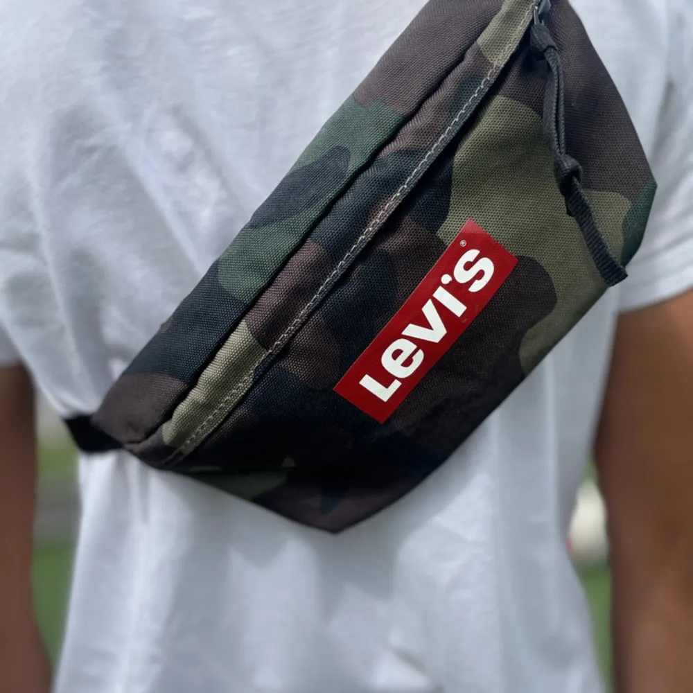 Levi’s väska camouflage färg är på en bra skick råka köpa två stycken försöker sälja den ena. . Väskor.