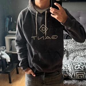 Gant hoodie - Tjena, säljer nu denna hoodie då jag måste fixa plats i min garderob. Den är riktigt fin och har använt den lite. 