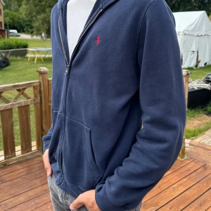 Ralph Lauren Zip Hoodie - Säljer denna sköna och snygga zip från Ralph lauren. Inga skråmor. Storlek M passar S. Skick 9/10 Tveka inte på att höra av er! SNABBA KÖP!!
