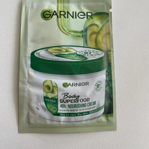 Body Superfood 48h Nourishing Cream från Garnier - Säljer en provförpackning av Garnier Body Superfood 48h Nourishing Cream med avokado och omega 6. Krämen är designad för att återfukta torr till mycket torr hud i upp till 48 timmar. Förpackningen innehåller 7 ml och är perfekt för att testa produkten innan du köper en större burk.