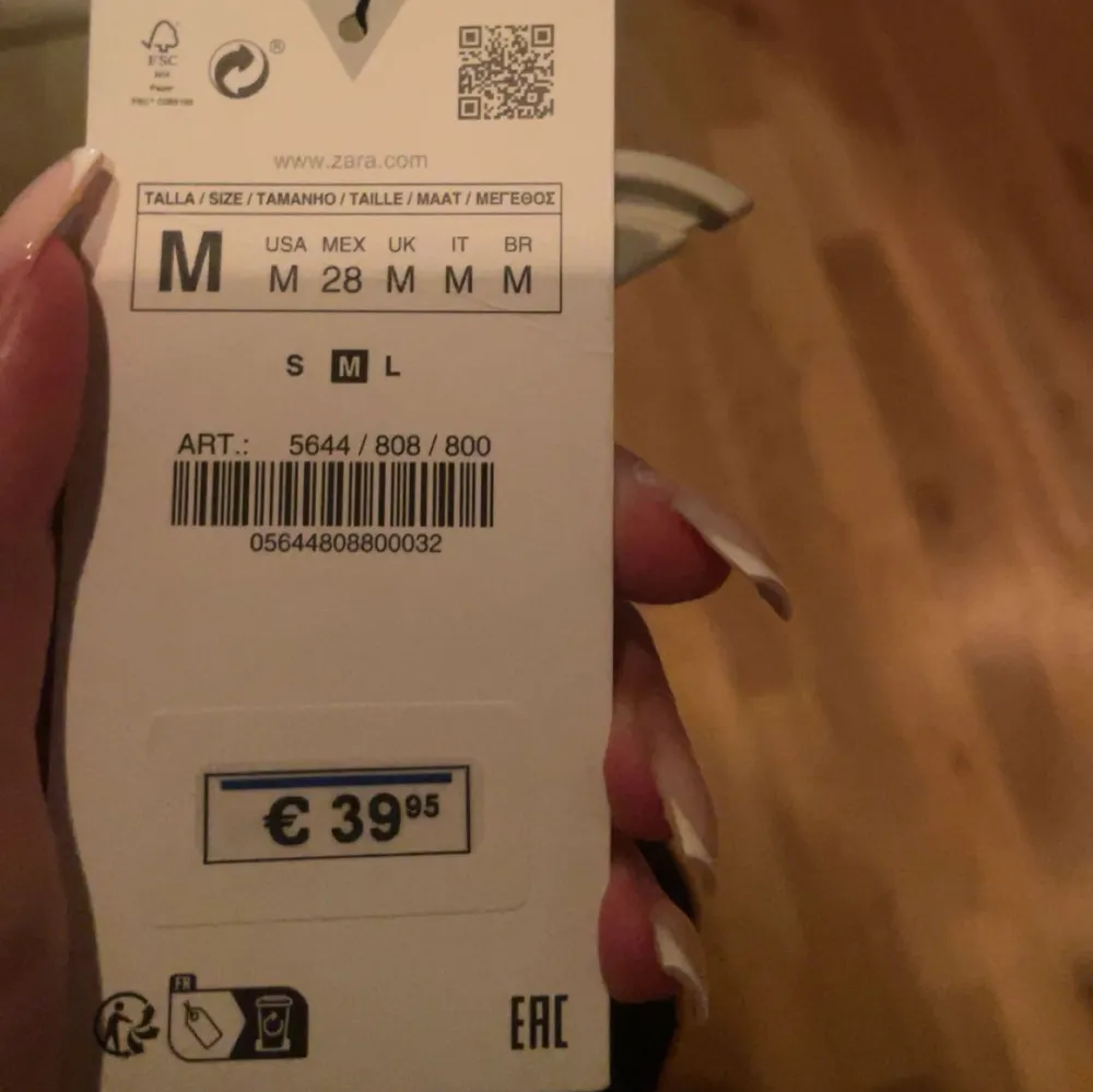 Svart klänning med metallring runt halsen från zara köpt utomlands i strl M, aldrig använd prislappen kvar. Originalpris 460kr. Mekot.