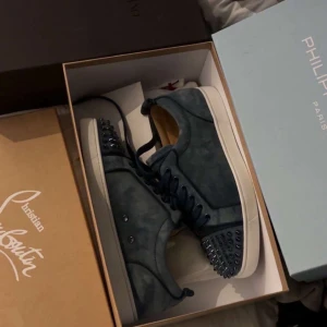 Christian Louboutin  - Inga scambud Box kan medkomma om det är över prissättningen 