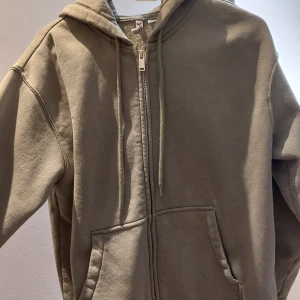 Söt kofta - Säljer denna söta kofta från H&M aldrig använt, bra skick🧸