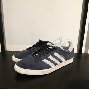 Adidas Gazelle - Säljer ett par asfeta skor ifrån Adidas av modellen Gazelle. Dem är i storlek 43 och är riktigt bra skick, de är nästintill nya. Priset går att diskuteras vid eventuell snabb affär.