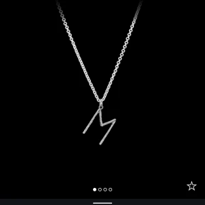 Maria Nilsdotter halsband - Super fint och trendigt bokstavs halsband från Maria Nilsdotter. Användt enstaka gånger, som nytt!!🩷🩷längden på kedjan är 45. Nypris är 1895kr