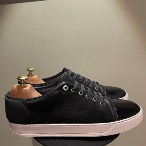 Lanvin skor  - Hej! Säljer nu dessa super scyssta lanvin skor. Skorna är i fint skick 7/10.(liten defekt i häken som inte märks av vid användning) med skorna medföljer dustbag 