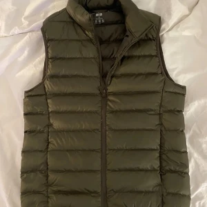 uniqlo väst - Skön väst, passar någon som är runt 170-178! Modellen är 175