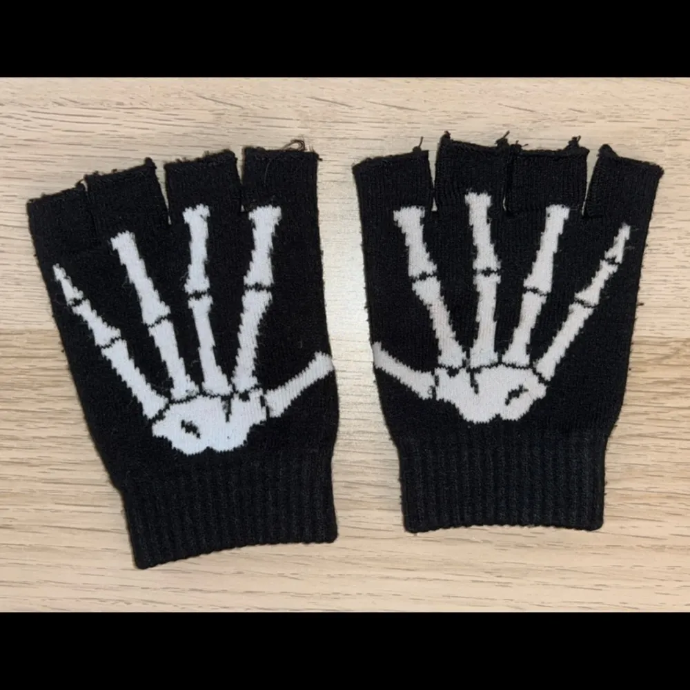 svart handskar med skelettmönster, bra skick, små storlek S/XS. Accessoarer.