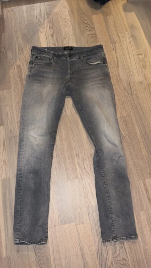 Jack and Jones jeans - Jack and Jones jeans i bra skick för små för mig tyvärr storlek 32/32