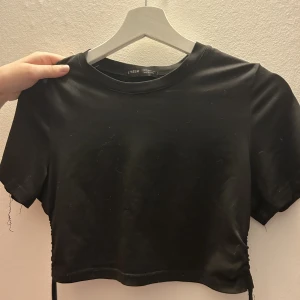 T-shirt med öppen rygg - Svart t-shirt med öppen rygg och snörning från shein.  Använd men är i bra skick 🩷