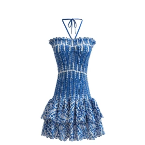 Blåvit sommarklänning - Fin sommarklänning med töjbart material och en väldigt bra passform,perfekt nu på sommaren Den är aldrig använda då jag säljer den för att den inte kommer till användning. Skriv om mer bilder behövs💘