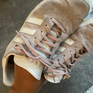 Rosa Adidas gazelle - Så fina köpte second hand men tyvärr för stora!🩷 tecken på ytter slitage finns men annars hela o fina 