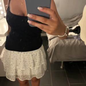 Volangkjol  - Superfin sommarkjol, vit med blåa blommor