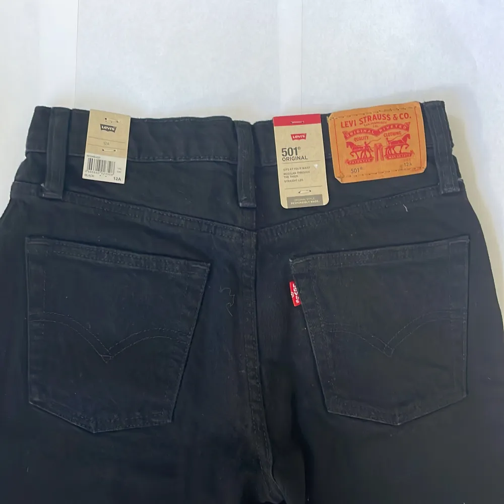 Ett par helt oanvända levis 501 som jag fick i present, men var för små. Fick ingen chans att byta de och därför säljer jag dem. Vid snabb affär kan priset diskuteras.. Jeans & Byxor.