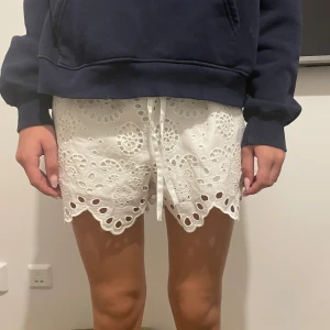 Spets shots  - Jätte gulliga vita spets shots perfekt nu till sommaren🥰